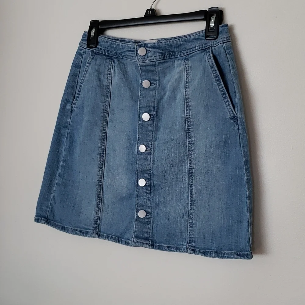 A new day button front jean skirt, light wash, Sz 6.